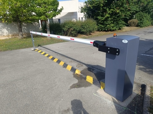 ADM28 Automatisme dépannage maintenance installation d'une barrière électrique levante de la marque BFT modèle MAXIMA ULTRA 68 avec lisse de 6 mètres sur Chartres