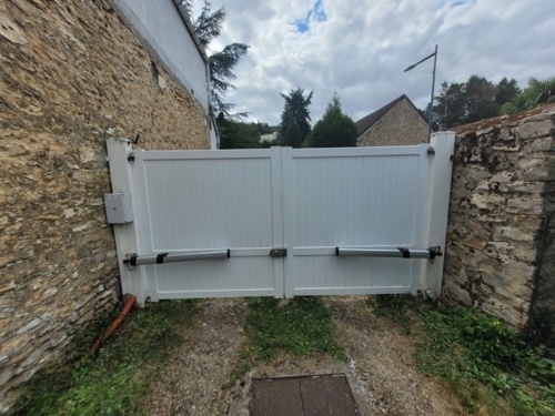 ADM28 Automatisme dépannage maintenance remplacement d'une motorisation de portail par un moteur Hydraulique Giuno Ultra BT A20 de la marque BFT sur Epernon (Eure et Loir)