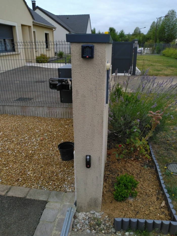 Cellule clignotante Thea et clavier à code QBO Touch de la marque BFT installé par ADM28 Automatisme dépannage maintenance dans le département 28